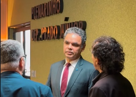 Deputado Gil Carlos provoca debate sobre contratação de artistas locais pelo Governo