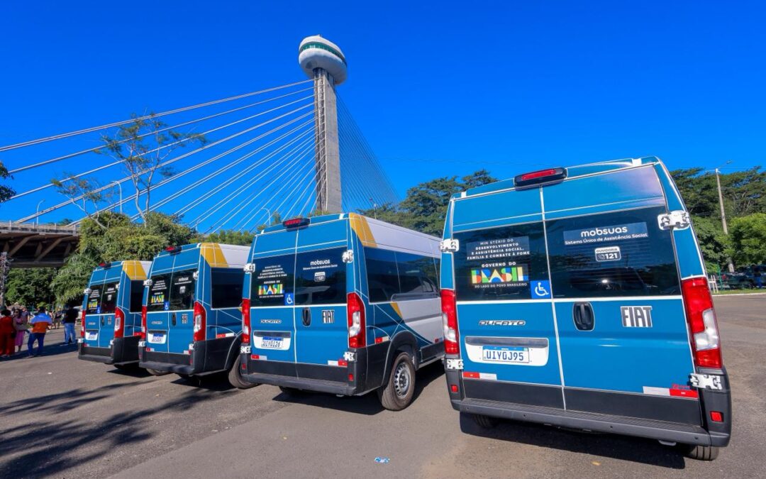 Ministro Wellington  entrega vans para assistência social no Piauí