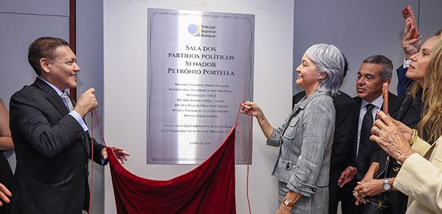 Kassio Nunes homenageia Petrônio Portella