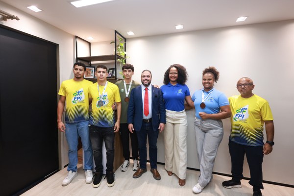 Deputado Ziza recebe medalhistas do Troféu Norte-Nordeste de Atletismo