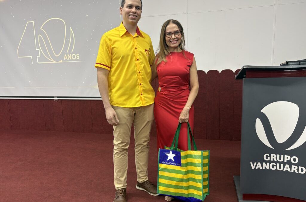 Vanguarda comemora 40 anos extinguindo bandeira do Carvalho