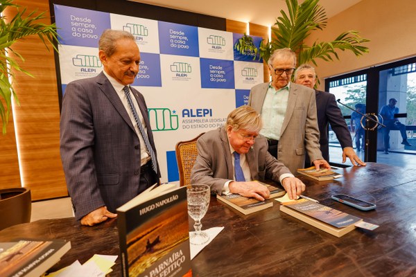 Hugo Napoleão lança livro na Assembleia